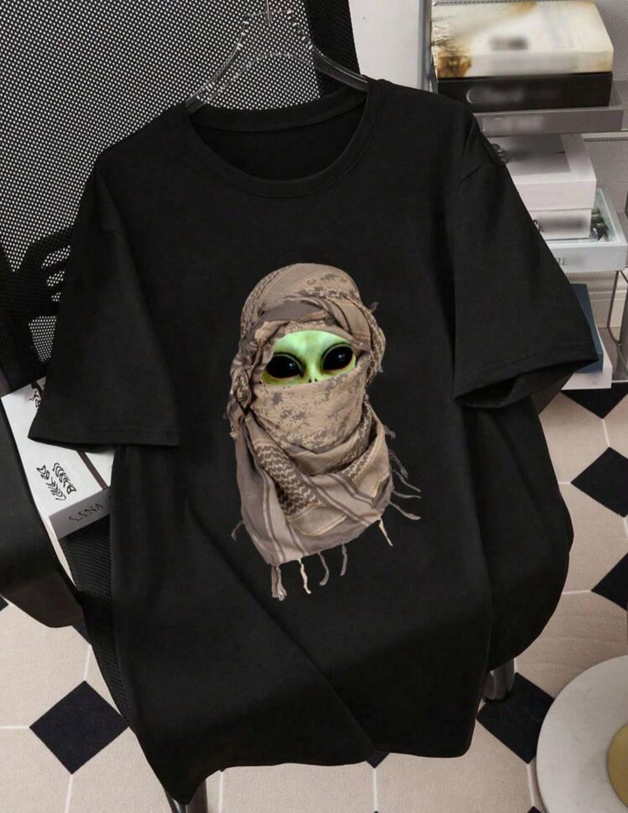 Imagen de CAMISETA CON ESTAMPADO DE EXTRATERRESTRES 