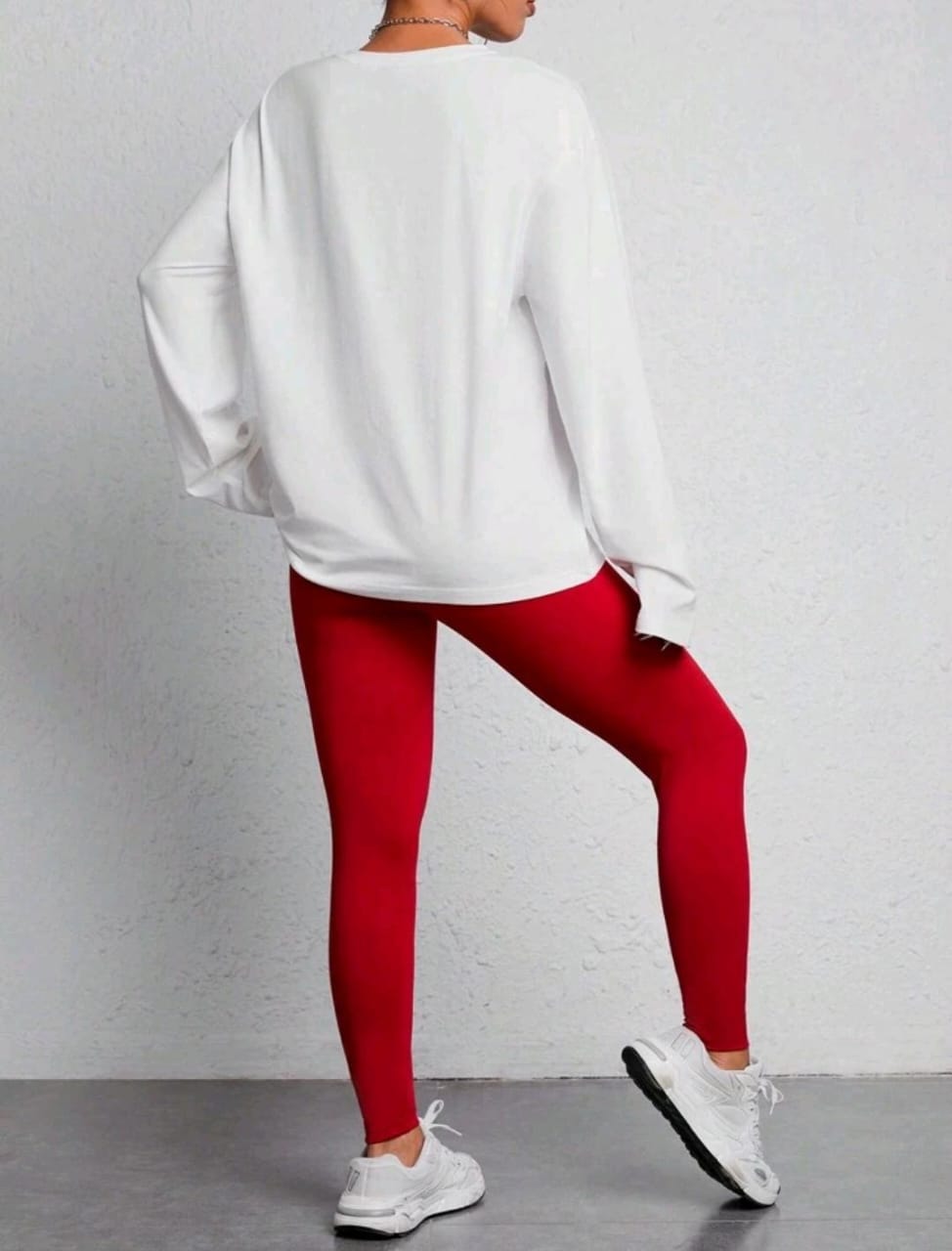 Imagen de SUDADERA DE HOMBROS CAIDOS Y LEGGINGS ROJOS 