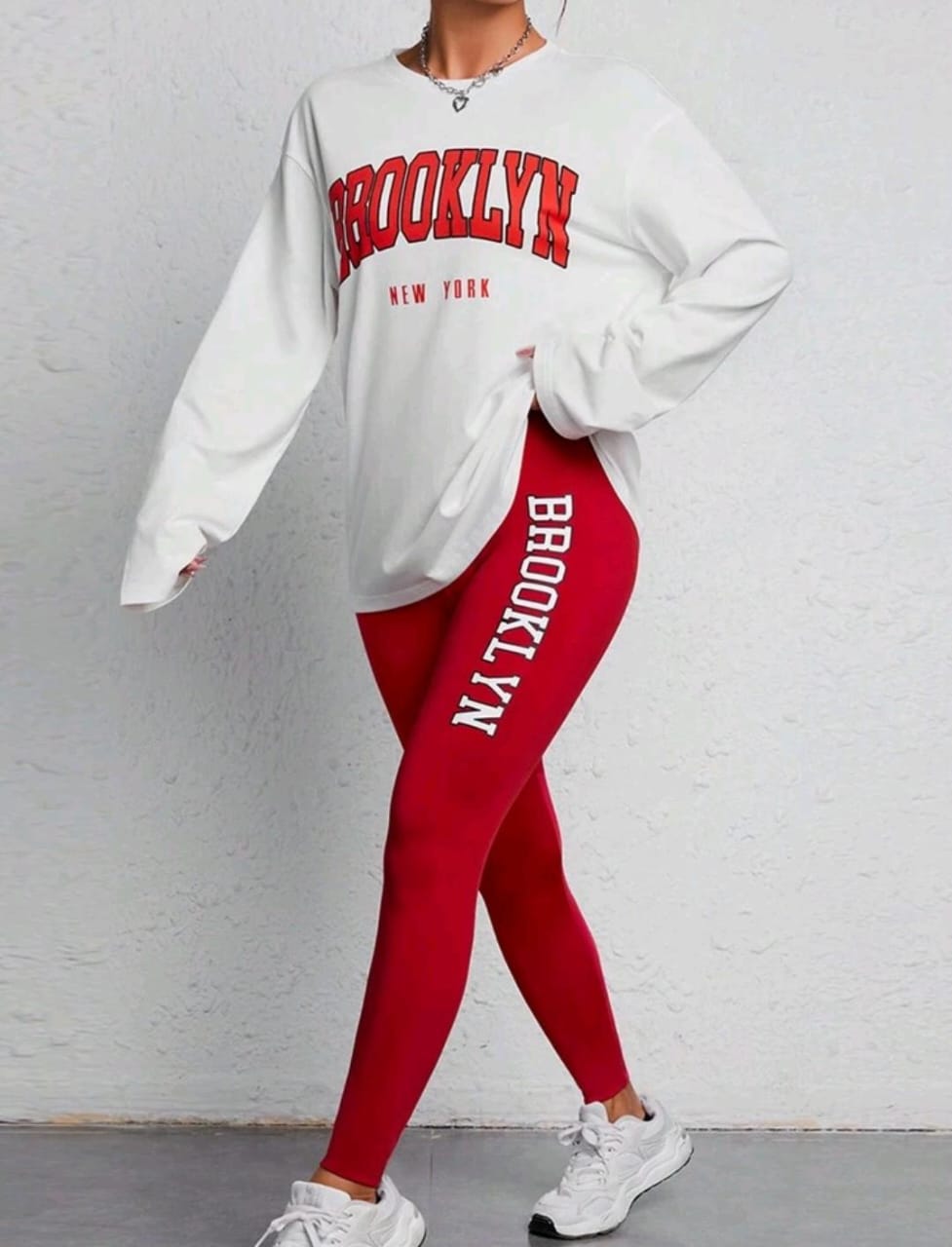 Imagen de SUDADERA DE HOMBROS CAIDOS Y LEGGINGS ROJOS 