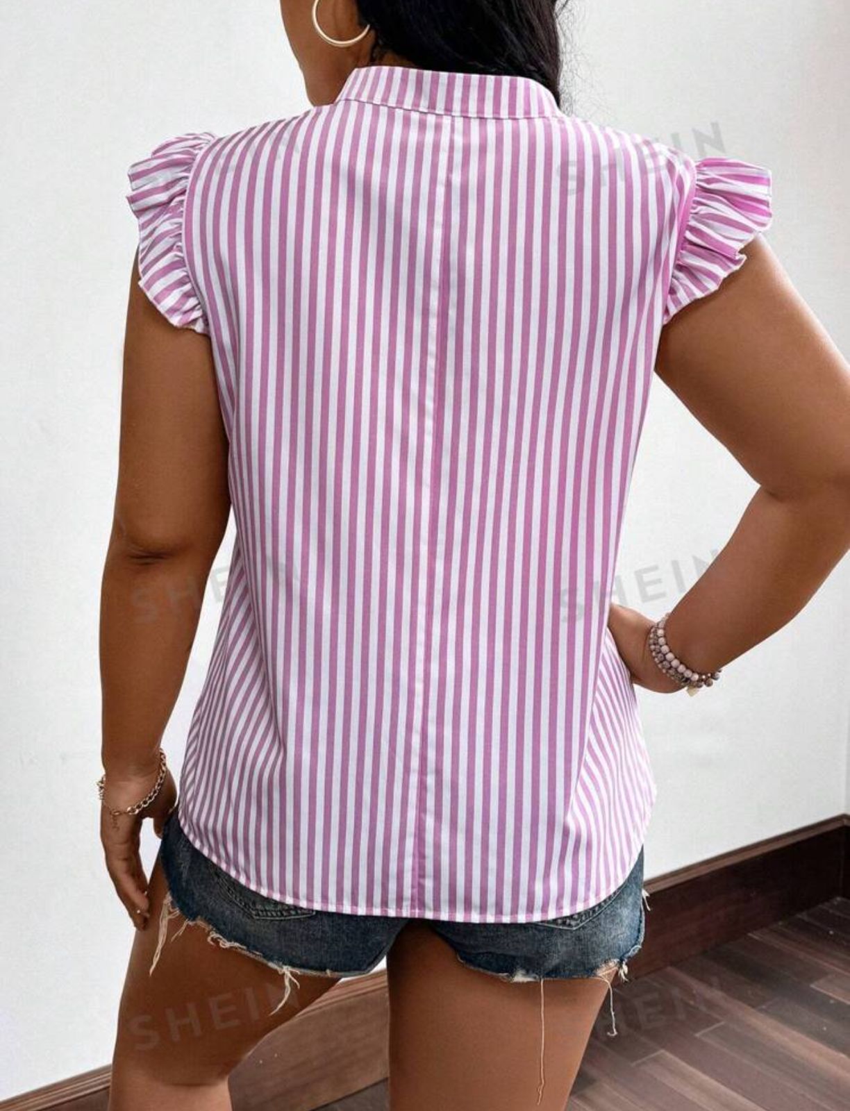 Imagen de CAMISA CON ESTAMPADO DE RAYAS Y CUELLO DE SOLAPA